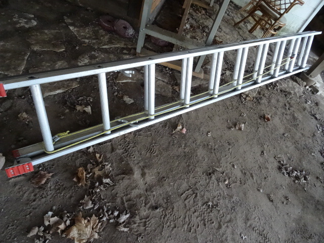 lot 100 image: 20 Aluminum Extension Ladder