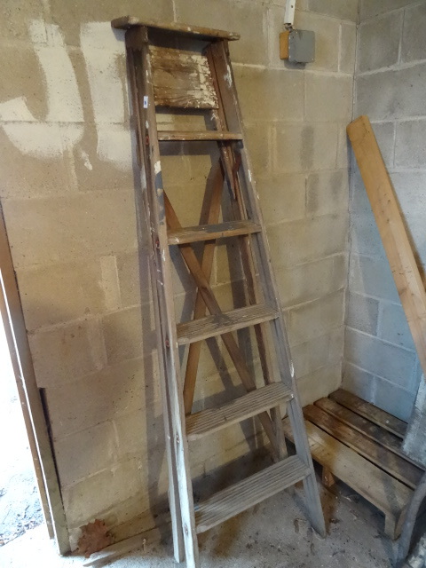 lot 104 image: 6 Wood Step Ladder