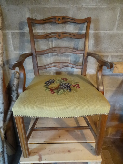 lot 105 image: Vintage Wood 1940s Captains Chair