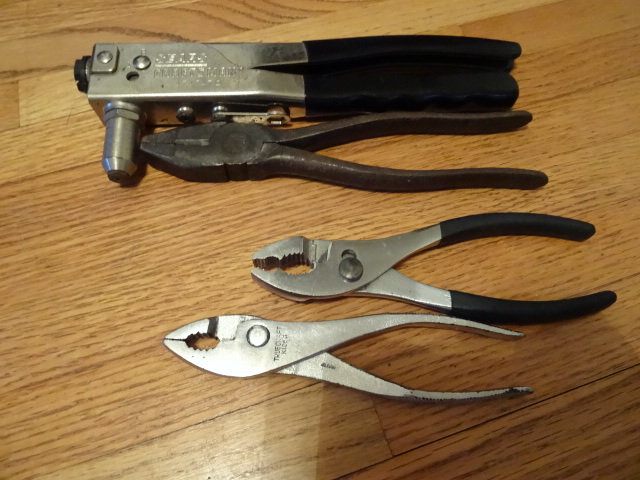 lot 120 image: 3 Pliers and 1 Hand Riveter