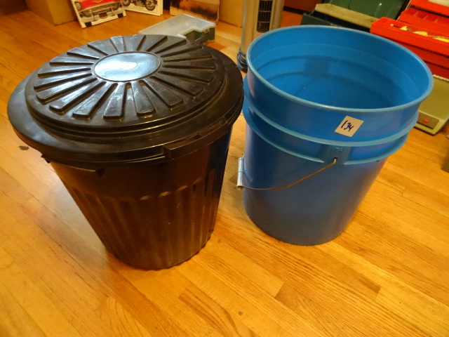 lot 134 image: 5 Gal. Bucket with Waste can with Lid
