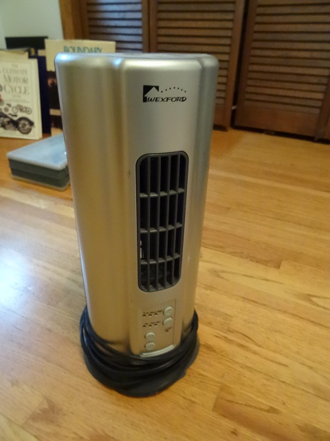lot 137 image: Wetford Mini Desk Top Tower Fan