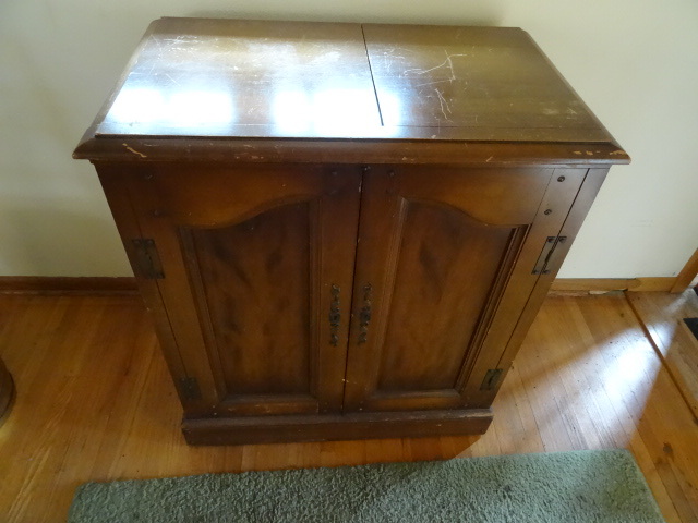 lot 155 image: Vintage Magnavox Record Player