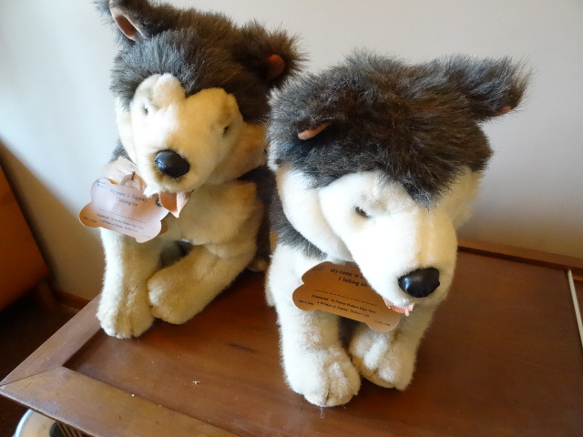 lot 179 image: Zipity Stuffed Animals Huskie Dogs