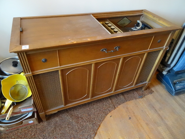 lot 191 image: Magnavox 1964 Phonograph,