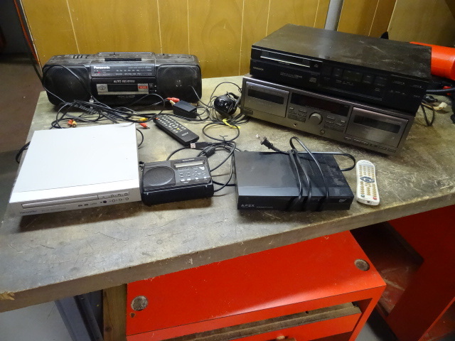 lot 211 image: Panasonic Radio, Harmon Tech