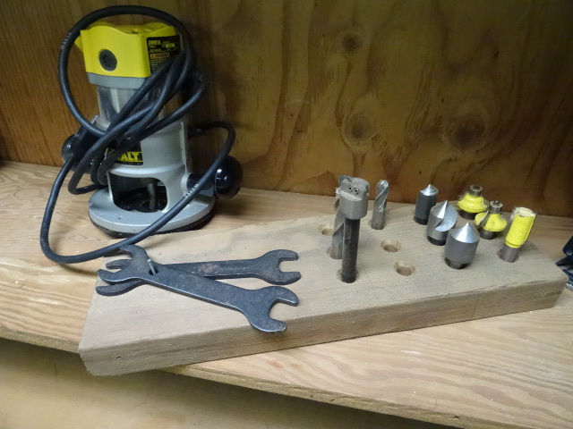 lot 223 image: DeWalt Router DW610 Comes