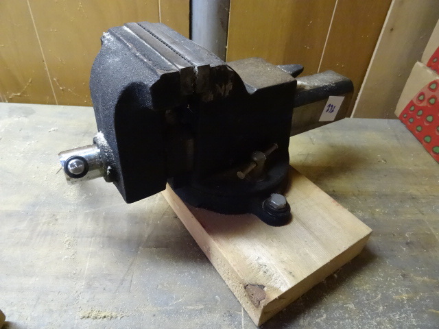 lot 232 image: Bench Vice 4