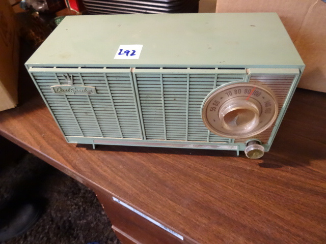 lot 292 image: Generac Electric Vintage Radio T-140A
