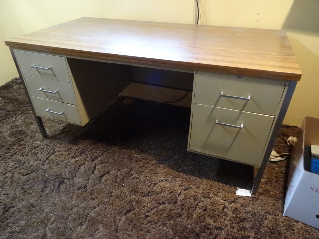 lot 317 image: 5 Drawer Metal Desk 60 X 30 X 29