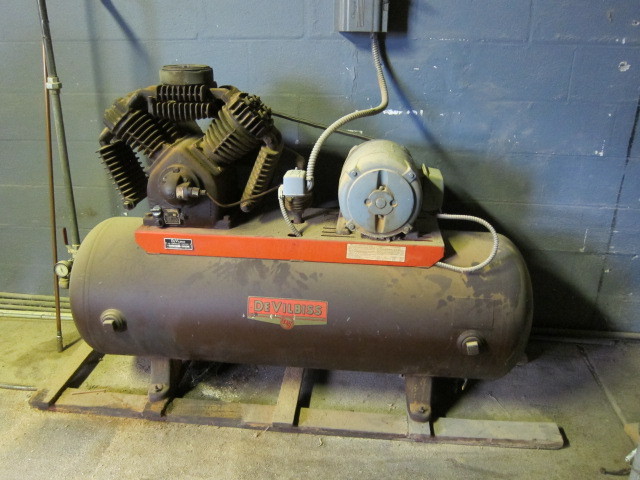 lot 12 image: Air Compressor
