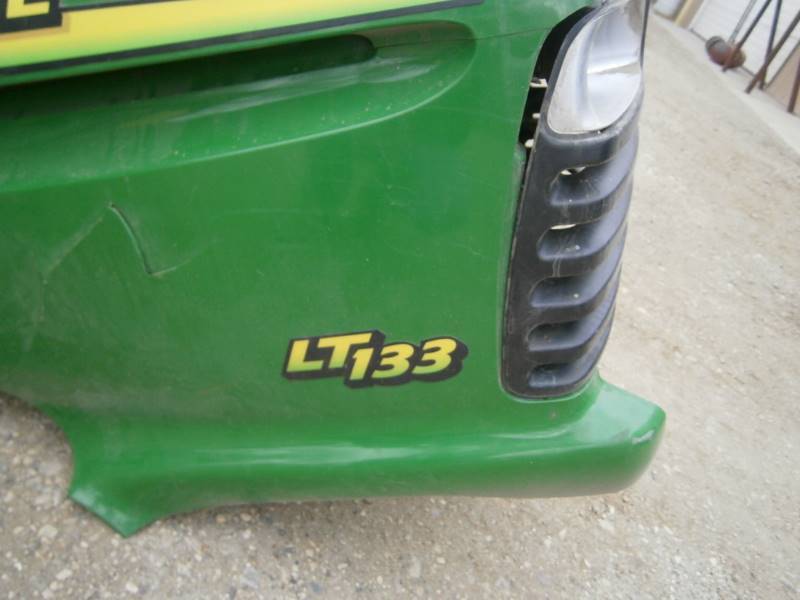 lot 20 image: John Deer LT133 Mower