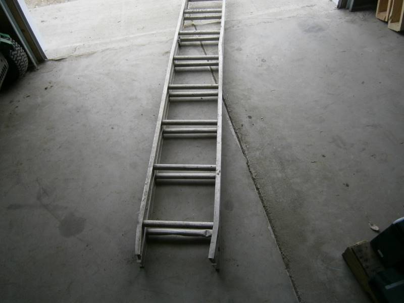 lot 25 image: Alum Extension Ladder