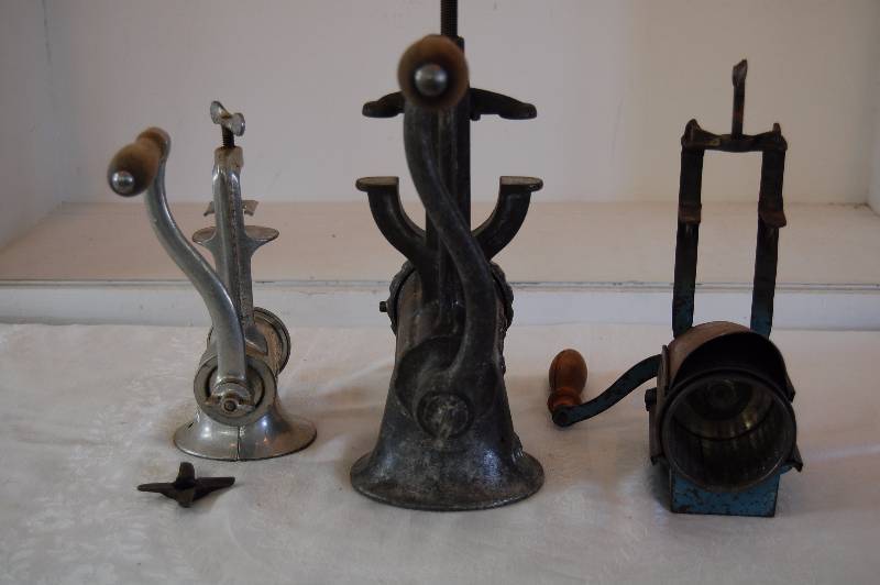 lot 5 image: Vintage Kitchen Tools