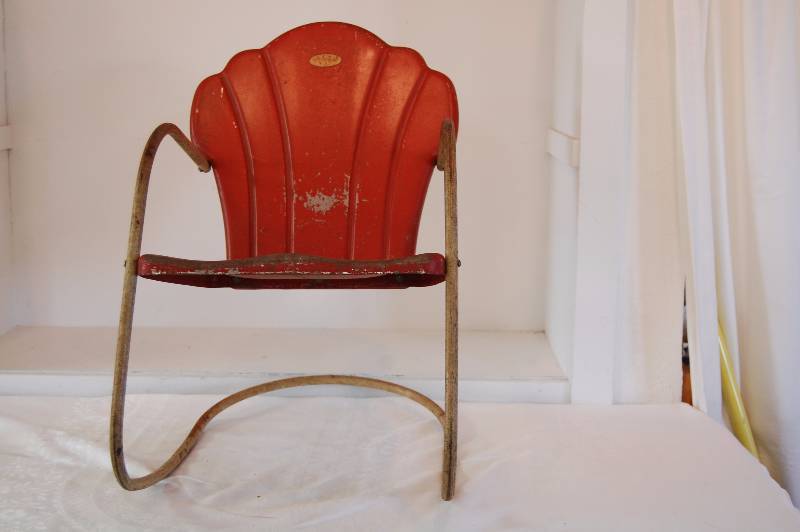 lot 6 image: Vintage Childs Lawn Chair