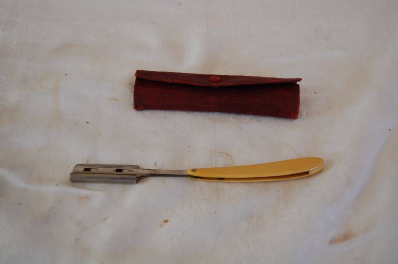 lot 8 image: Vintage Straight Razor