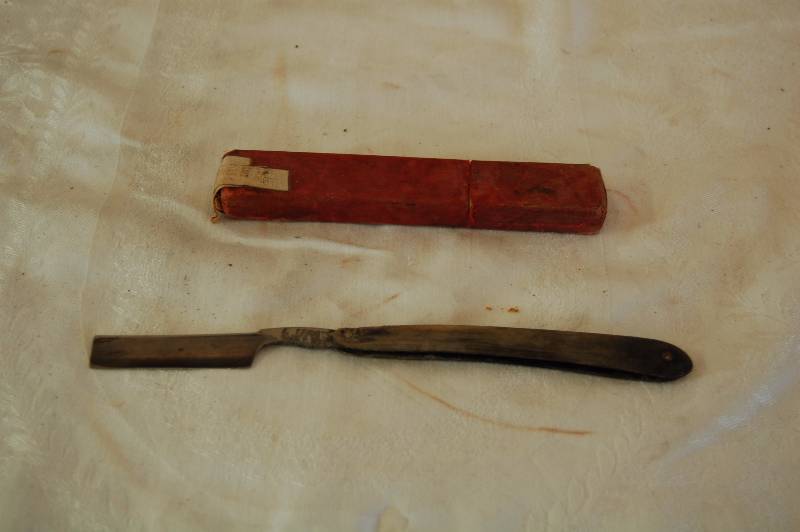lot 9 image: Vintage Straight Razor