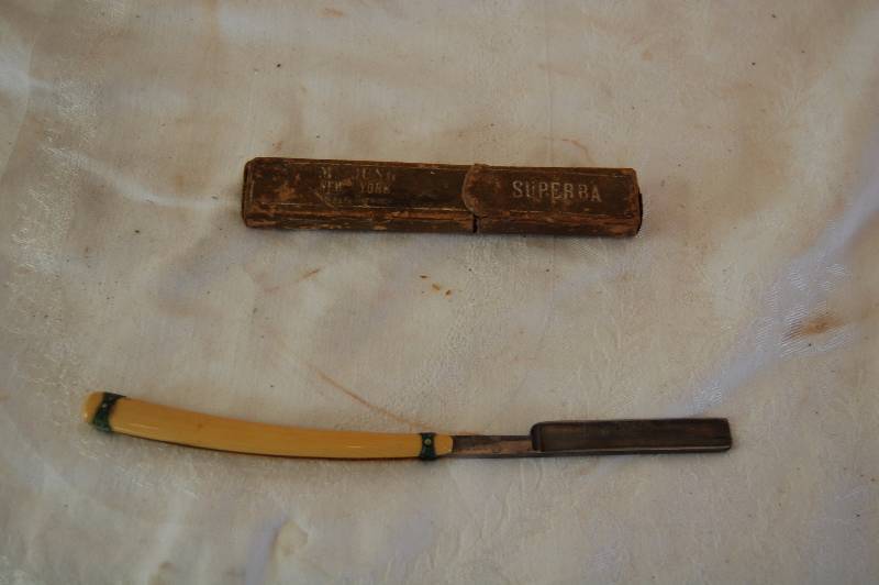 lot 10 image: Vintage Straight Razor