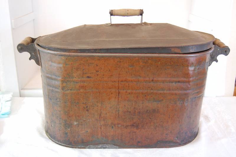 lot 15 image: Vintage Wash Tub with Lid