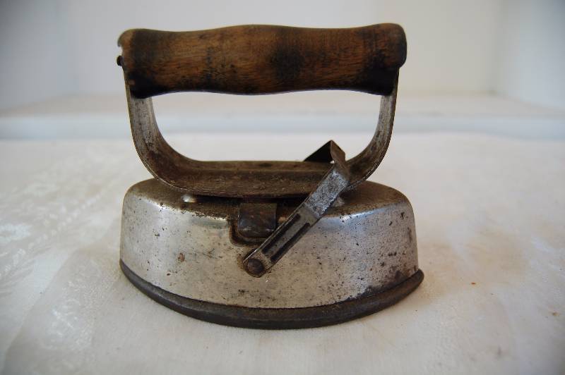 lot 19 image: Antique Iron