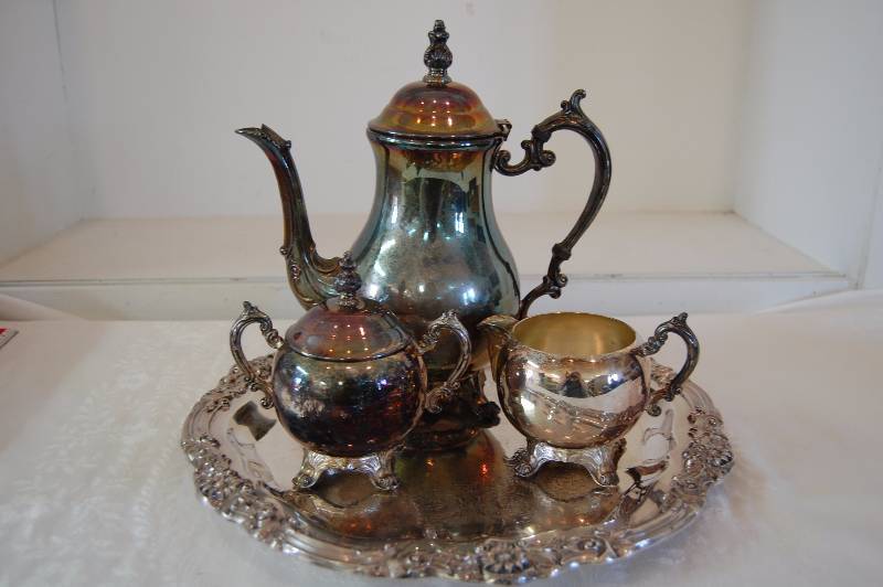 lot 24 image: Vintage Tea Set