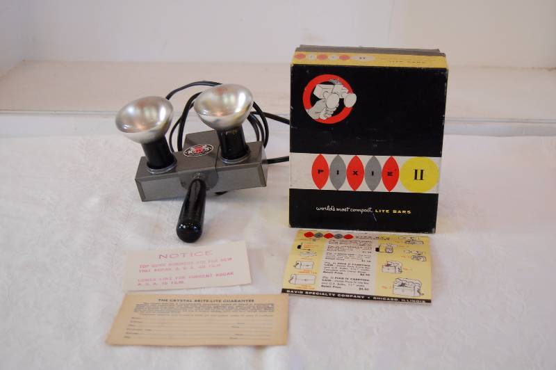 lot 41 image: Vintage Camera Light Bar