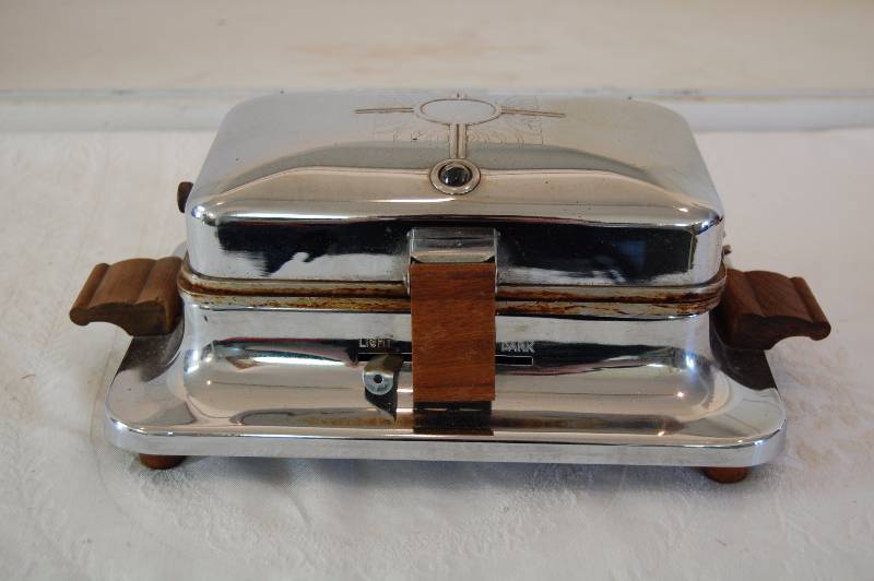 lot 45 image: Vintage Waffle Iron
