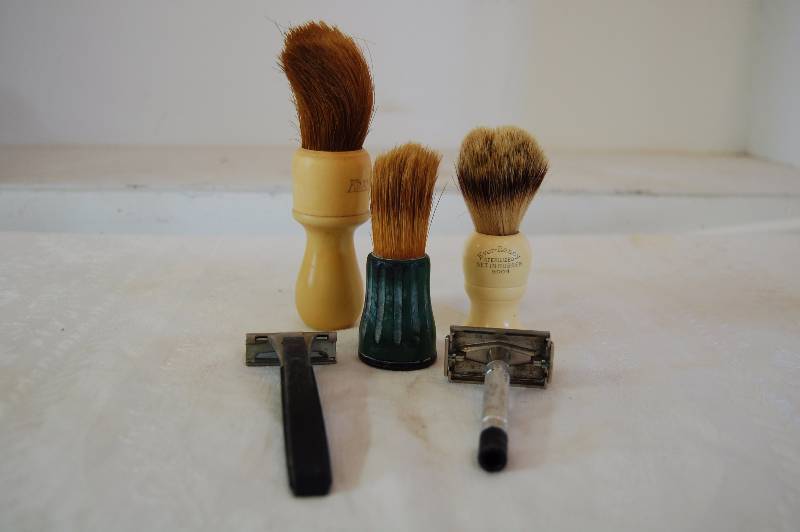 lot 51 image: Old Timey Shaving Supplies