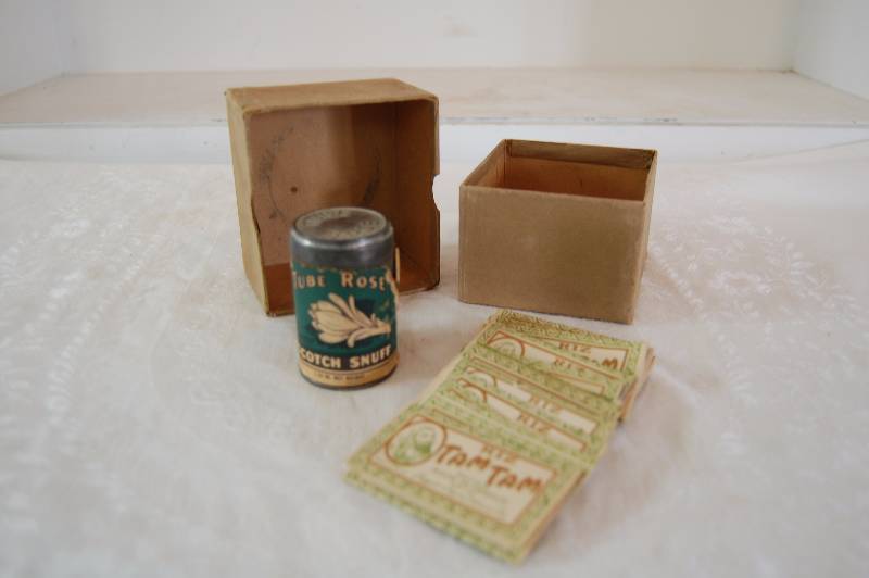 lot 52 image: Cigarrette Papers and a Snuff Tin