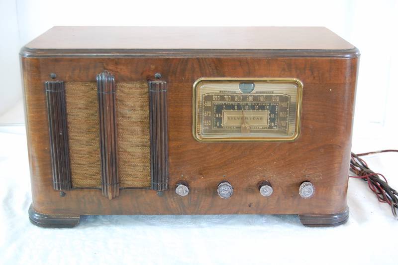 lot 57 image: Vintage Silvertone Radio and Original Box