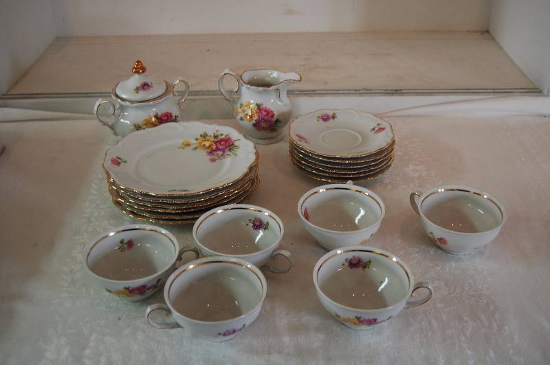 lot 59 image: Tea Cups with Saucers and CreamSugar Dishes