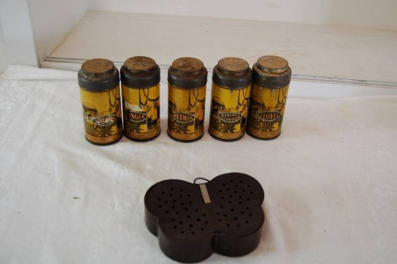 lot 62 image: Vintage Spice Tins