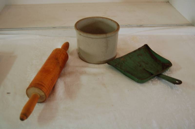 lot 64 image: Vintage Rolling Pin, Refrigerator Jar, and Dust Pan