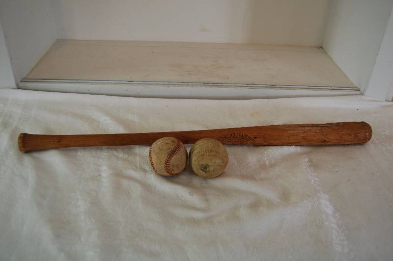 lot 73 image: Vintage Baseball Bat and Baseballs