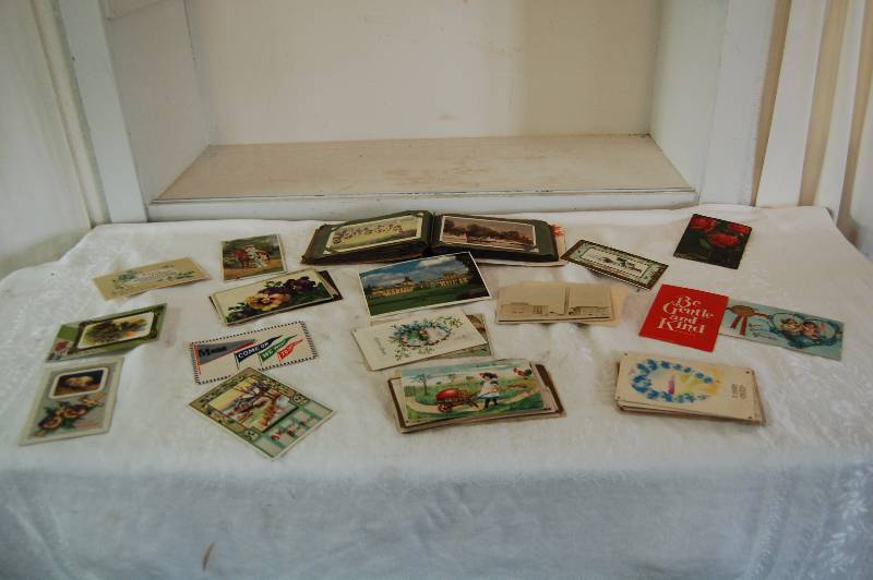 lot 78 image: Assortment of Vintage Post Cards