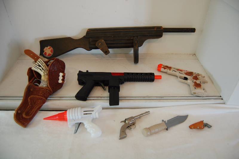 lot 104 image: Toy Guns
