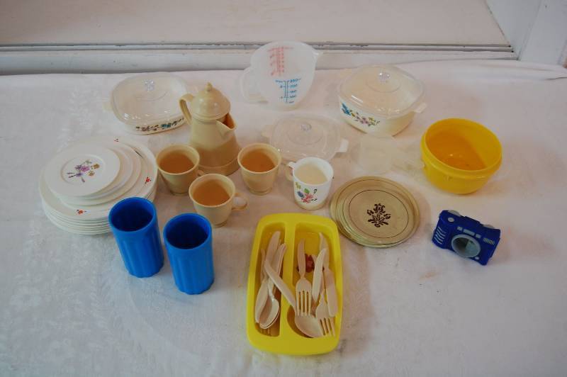 lot 109 image: Kids Plastic Toy Kitchenware