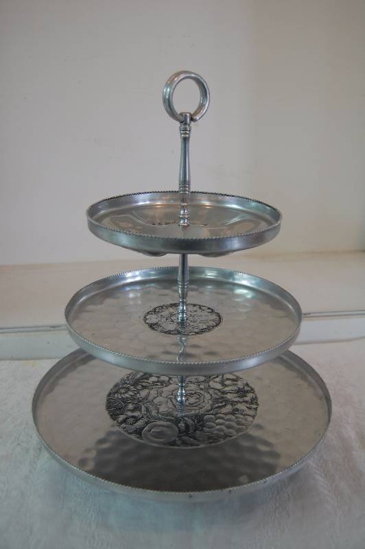 lot 121 image: Three Tier Dessert Tray
