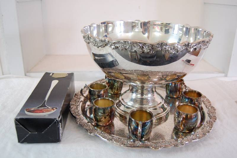 lot 122 image: Punch Bowl Set