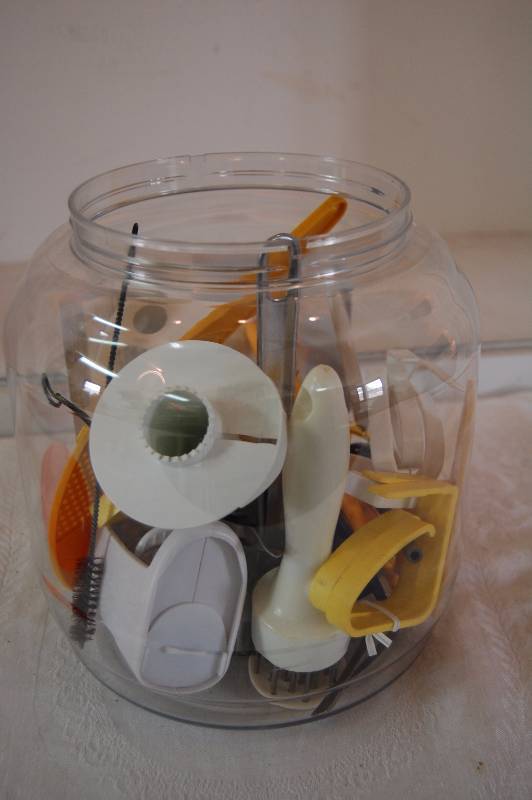 lot 133 image: Assorted Kitchen Utensils