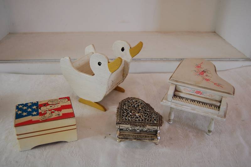 lot 135 image: Music Boxes and Home Dcor