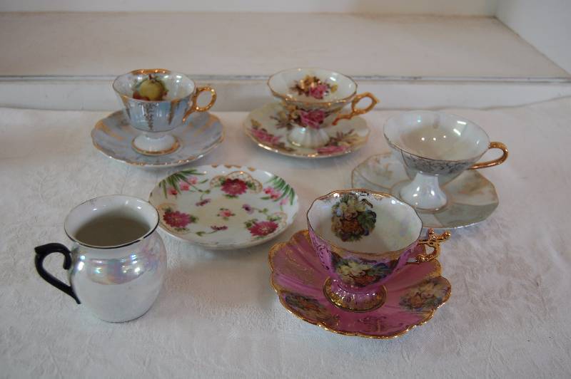 lot 140 image: Tea Cups