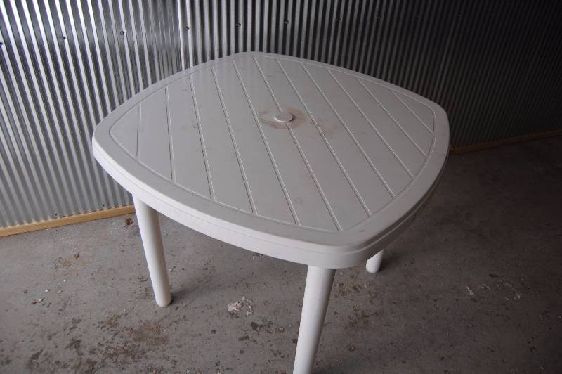 lot 307 image: Plastic Patio Table