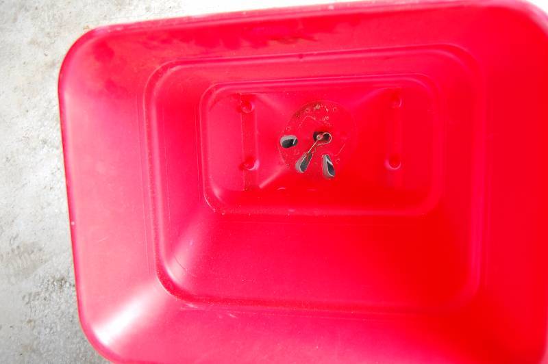 lot 230 image: Lawn Seed and Fertilizer Spreader