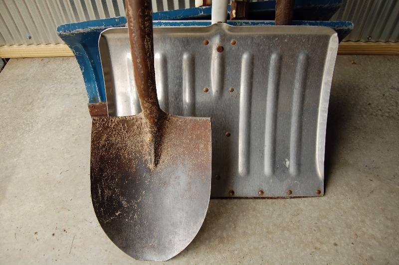 lot 235 image: Shovels