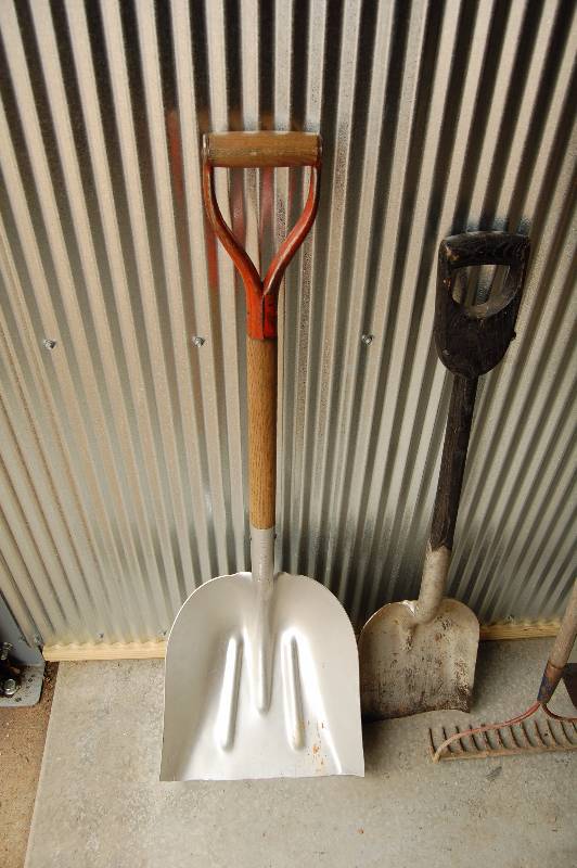 lot 237 image: Shovels, Rakes, Pitchfork