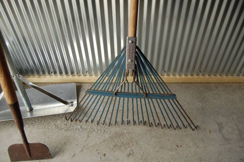 lot 243 image: Yard and Garden Tools