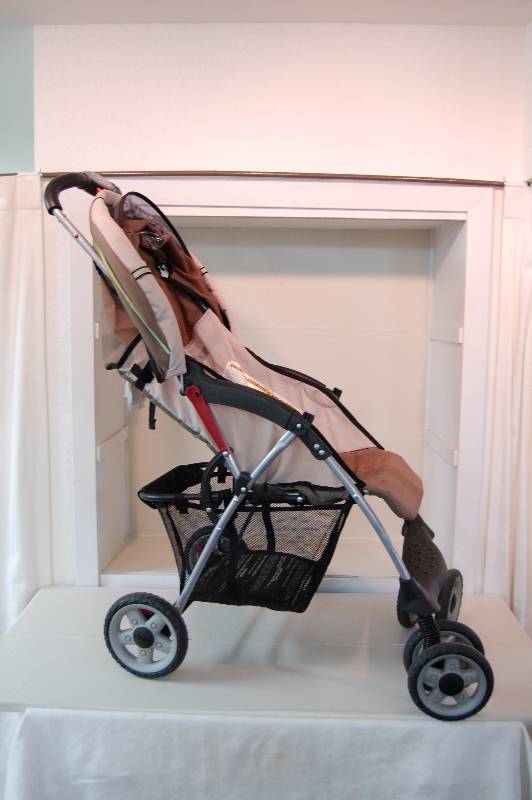 lot 206 image: Baby Stroller