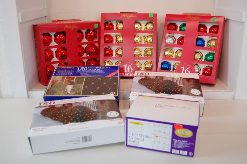 lot 208 image: Christmas Lot