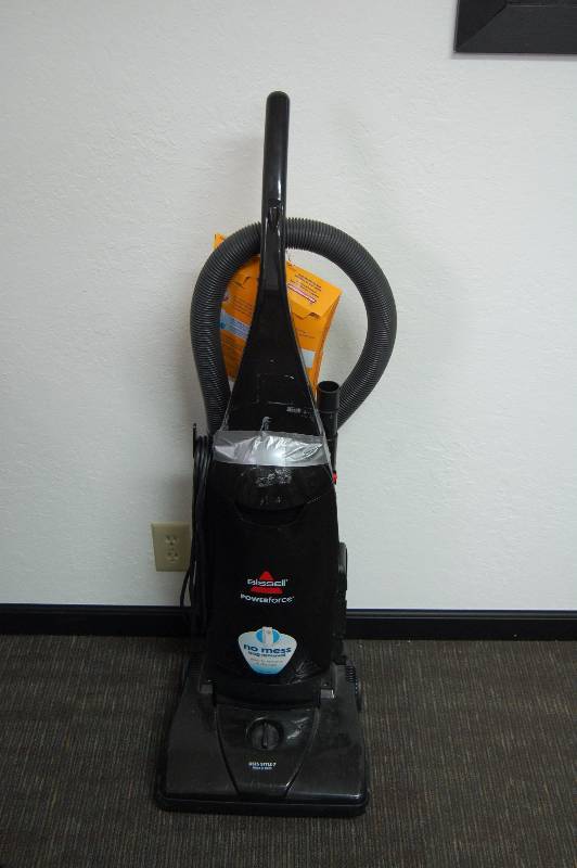 lot 215 image: Vacuum Cleaner